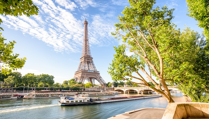 Schiff auf der Seine mit dem Eiffelturm im Hintergrund
