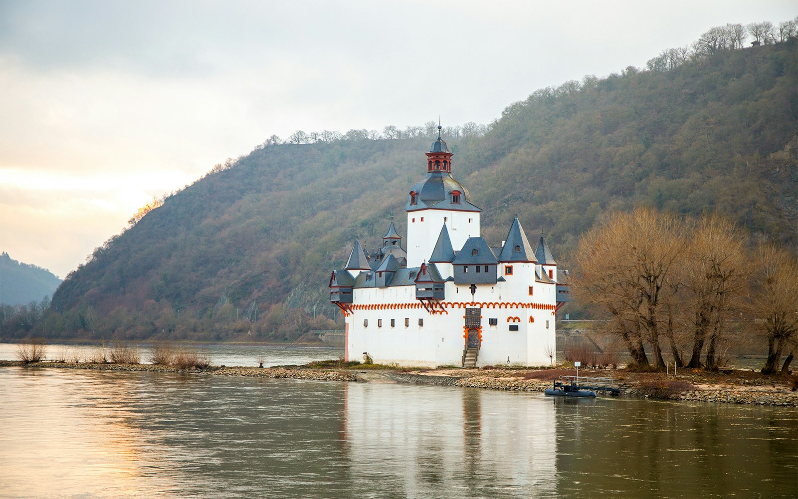 Burg Pfalzgrafenstein auf einer Rheininsel umgeben von Wasser