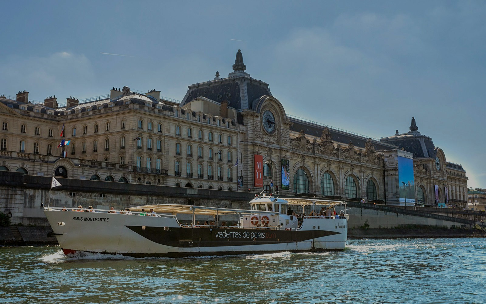 Vedettes de Paris passing front in front of Les Invalides as seen from Bataeux Mouches