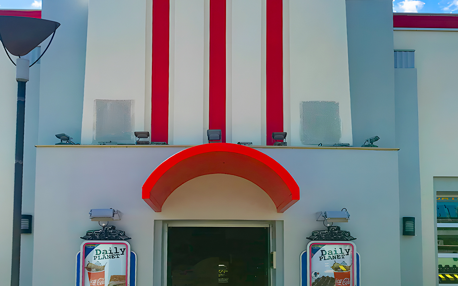 Daily Planet restaurant entrance at Parque Warner Madrid.