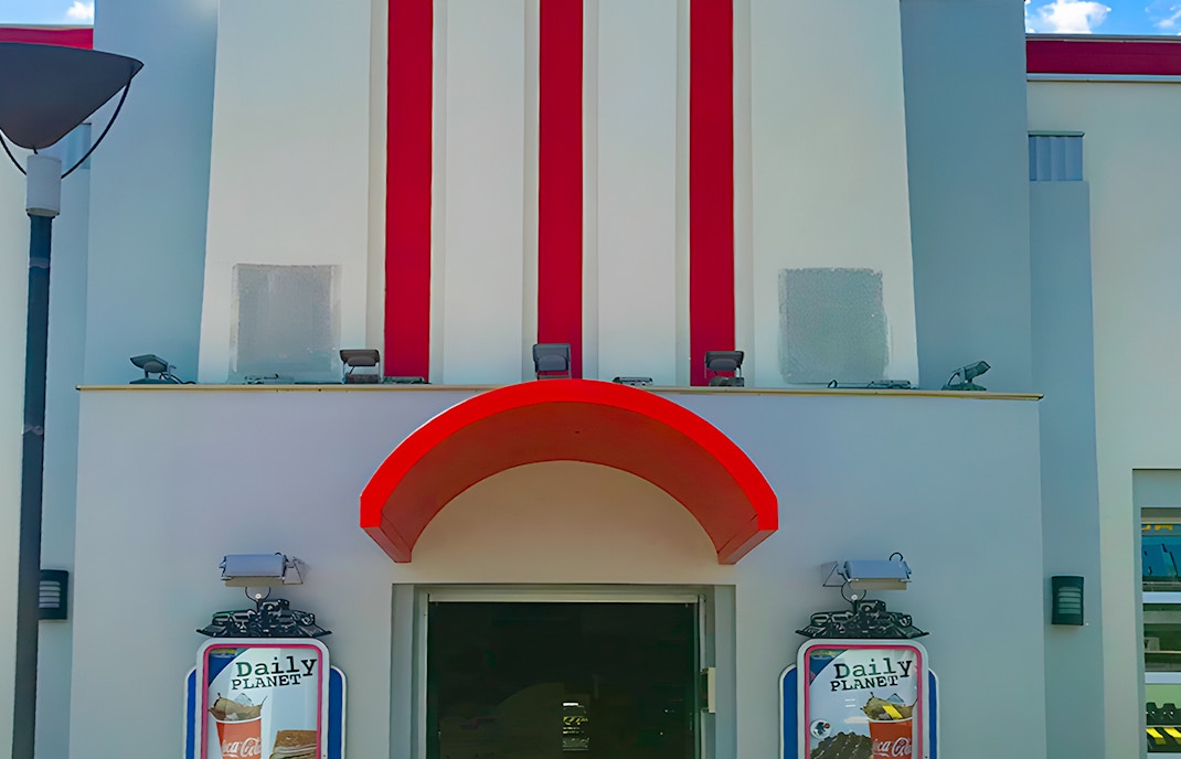 Daily Planet restaurant entrance at Parque Warner Madrid.