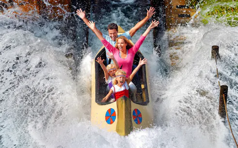 Family enjoying a canoe ride splash at LEGOLAND® Billund.
