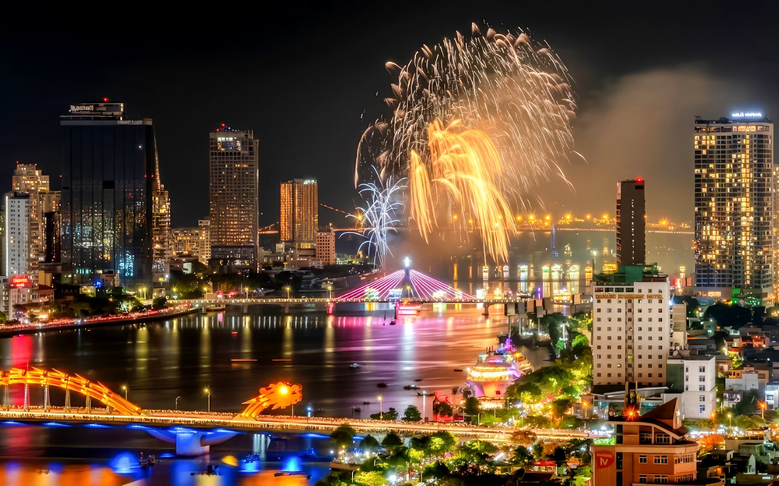Fireworks over Da Nang skyline during the International Fireworks Festival 2026.