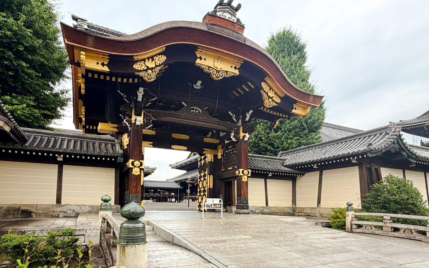 visita guiada a pie en grupo pequeño para ver el ritual budista matutino en un templo de kioto-5