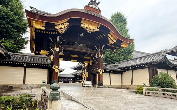 visita guiada a pie en grupo pequeño para ver el ritual budista matutino en un templo de kioto-5
