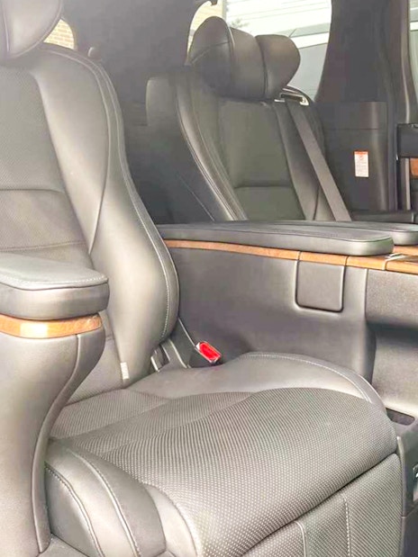 Luxurious leather seats in private transfer vehicle for Tokyo Disney Resort.