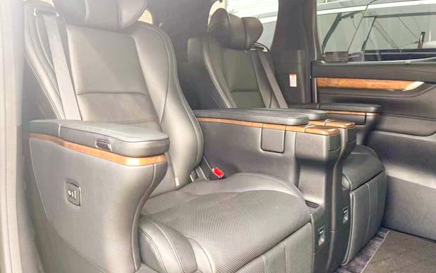 Luxurious leather seats in private transfer vehicle for Tokyo Disney Resort.