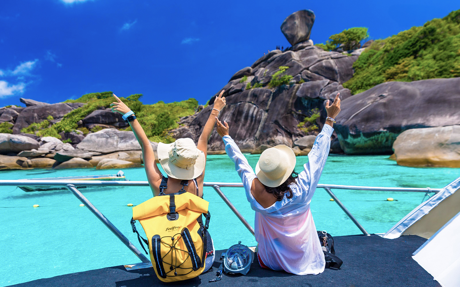 Rondleiding op de Similan-eilanden met gasten die genieten van het prachtige uitzicht op de oceaan, Phuket, Thailand.