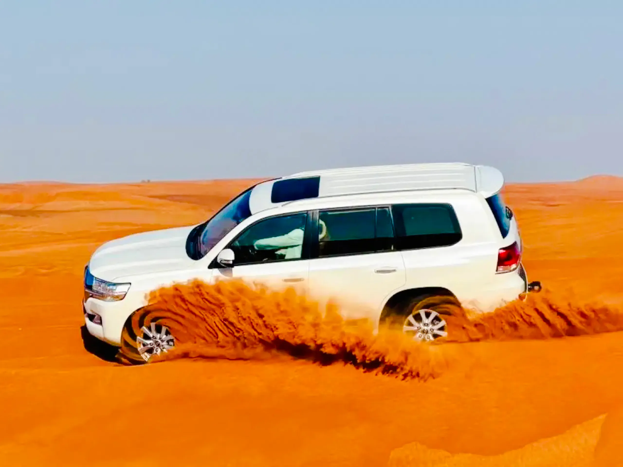 safári no deserto de dubai com passeio em 4x4 nas dunas, jantar com churrasco, shows ao vivo e traslados do hotel-1