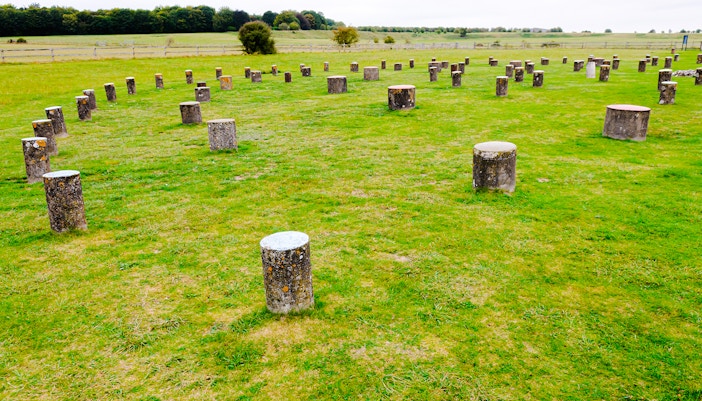 Stone circle at Woodhenge, Wiltshire, surrounded by green fields.