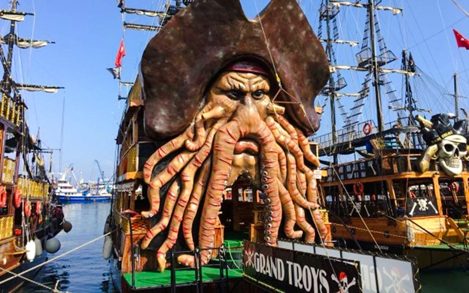 Alanya Pirate Boat Cruise with Hotel Transfer, Lunch and Soft Drinks