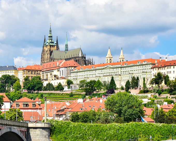 Prague Castle Guided Tour with One-Way Bus Transfer