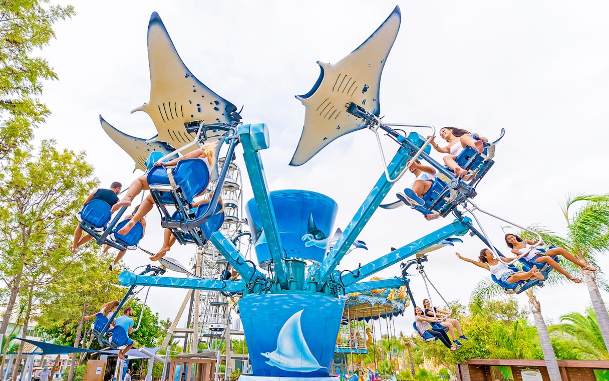 Visitors enjoying a manta ray-themed ride at Zoomarine Portugal.