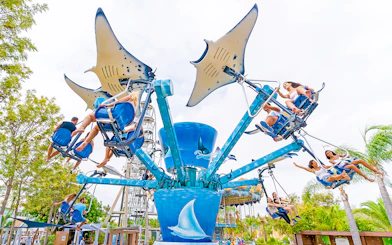 Visitors enjoying a manta ray-themed ride at Zoomarine Portugal.