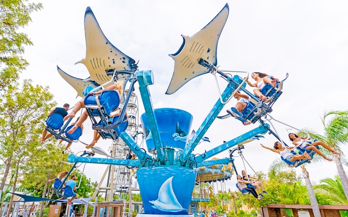 Visitors enjoying a manta ray-themed ride at Zoomarine Portugal.