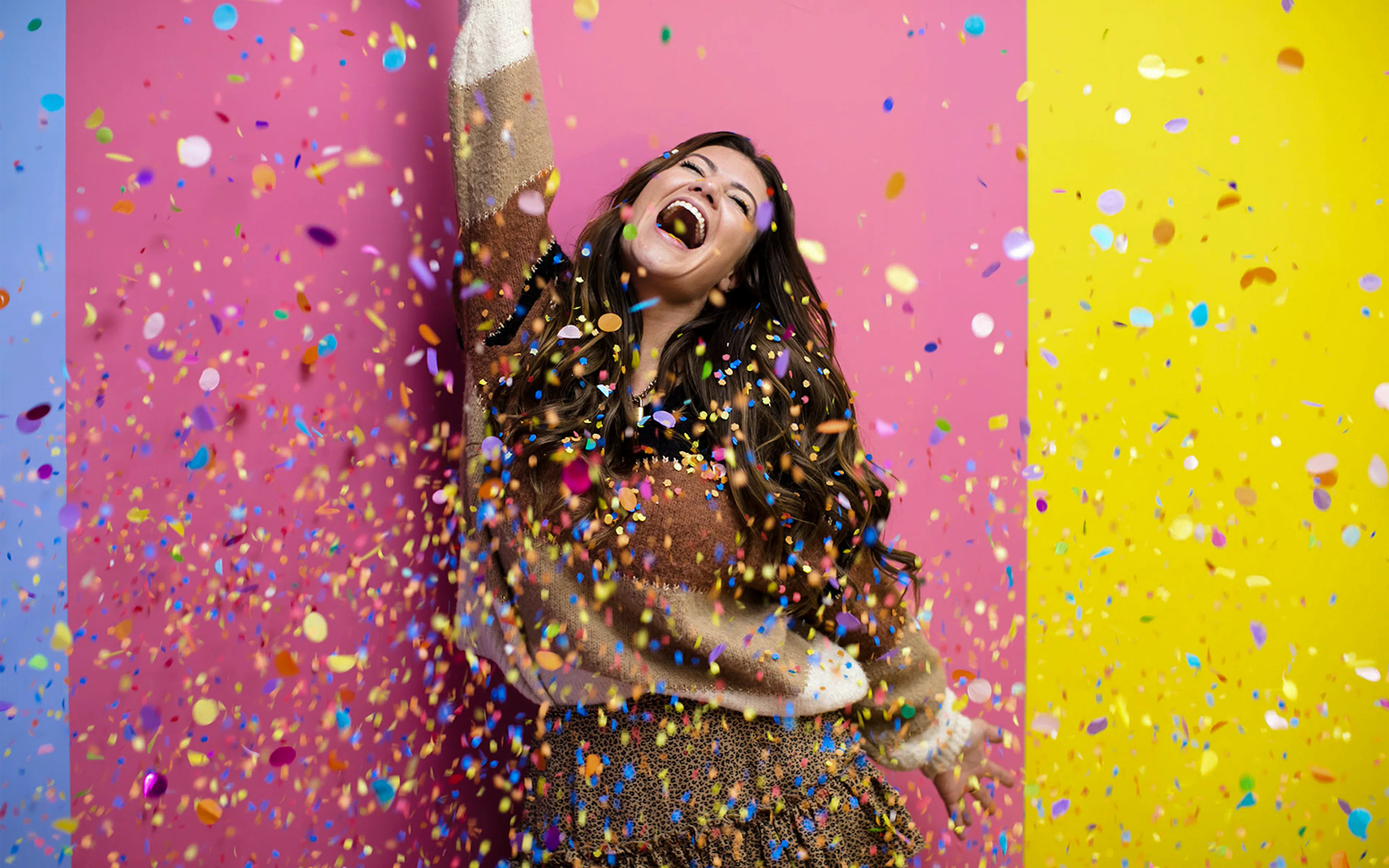 Guest enjoying confetti at WONDR Experience, Amsterdam.