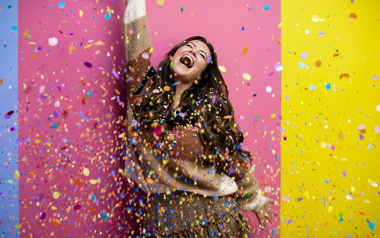 Guest enjoying confetti at WONDR Experience, Amsterdam.