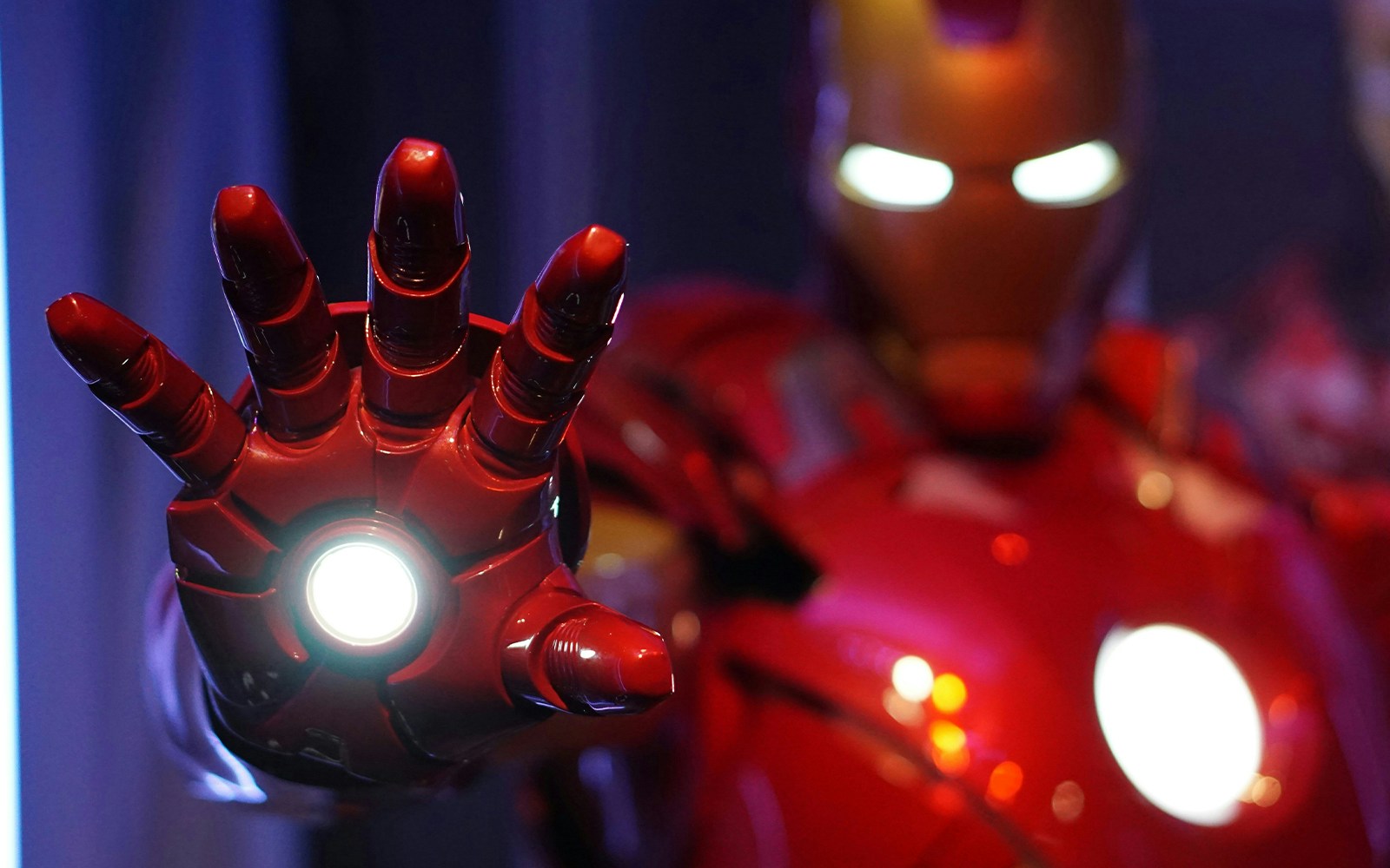 Iron Man suit with glowing hand at Avengers Battle of Ultron, IMG World of Adventure.