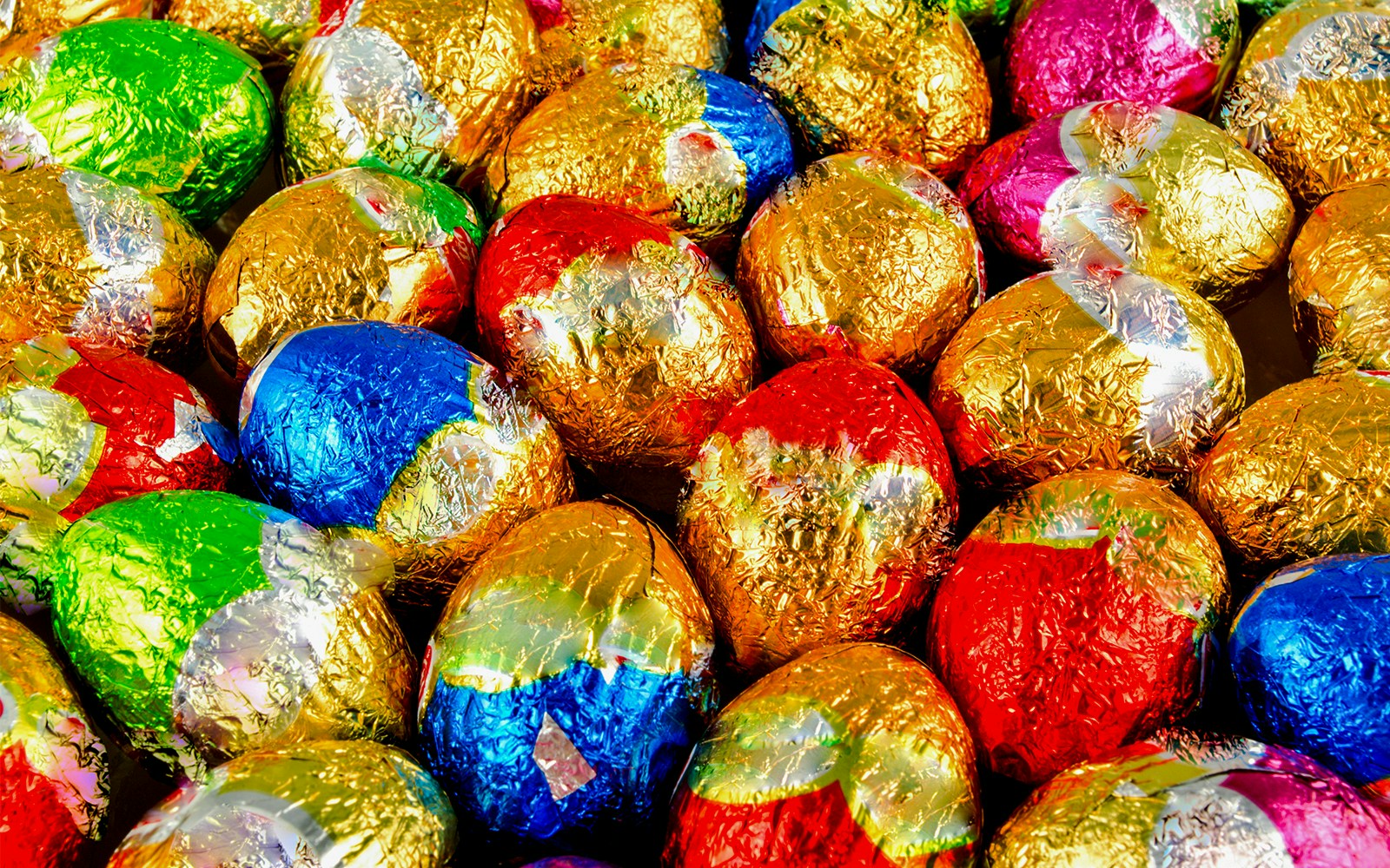 Chocolate Easter eggs, Ovetto di Cioccolato, displayed in a festive arrangement.
