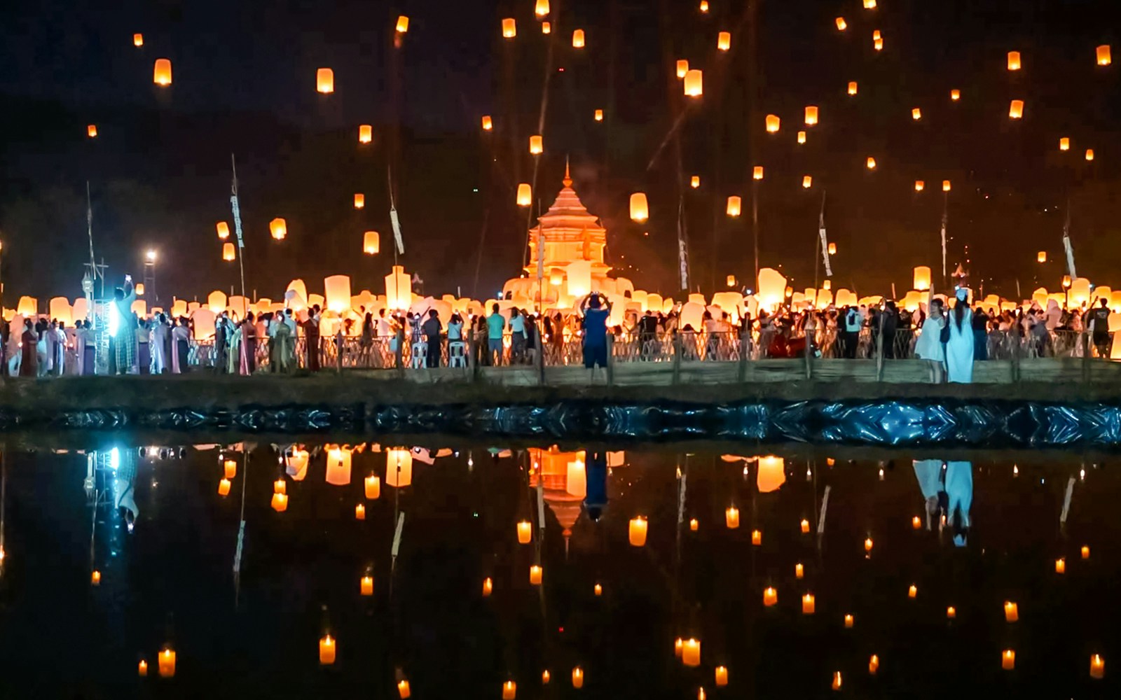 Yipeng Lantern Festival in Chiang Mai with floating lanterns illuminating the night sky.