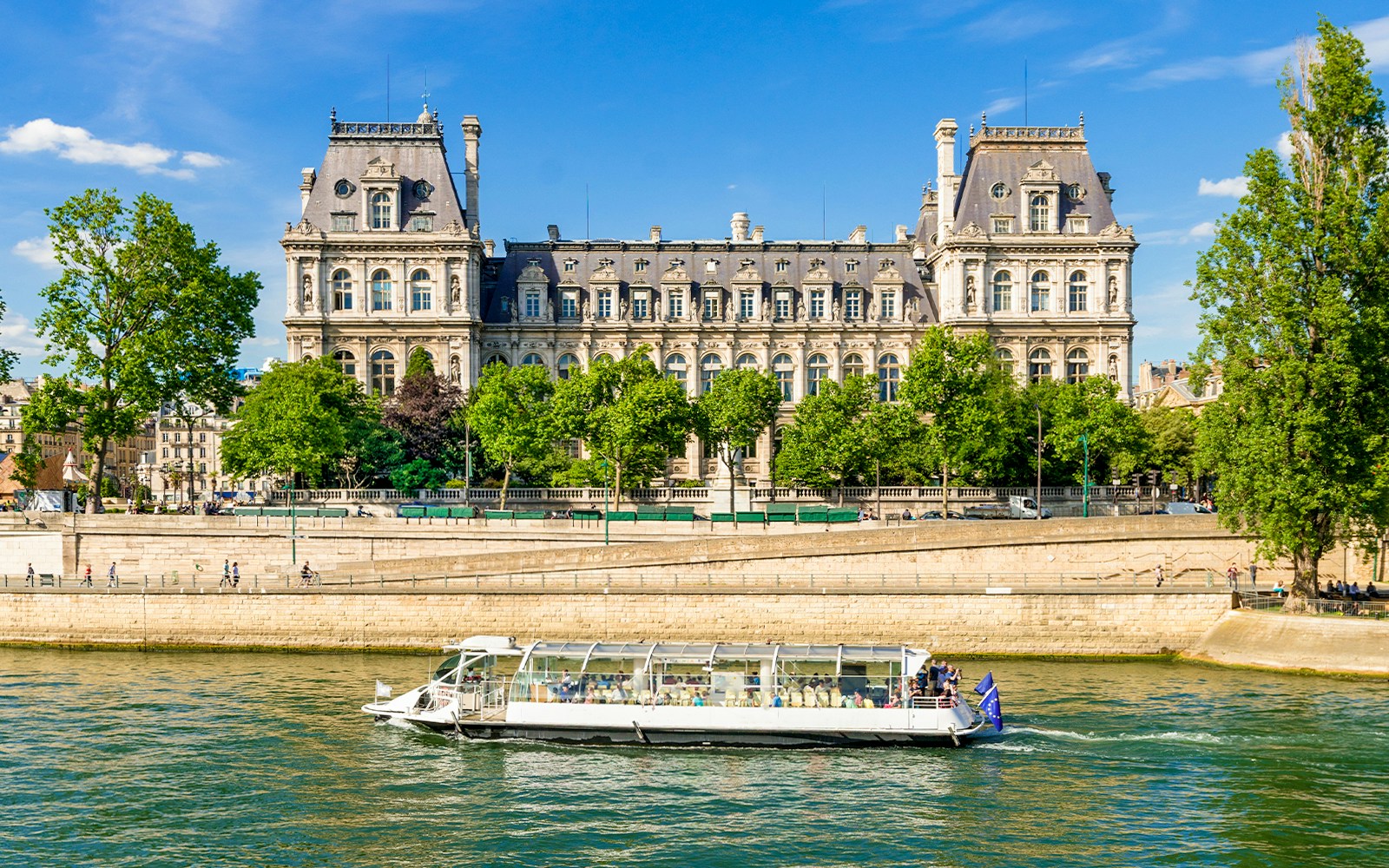 Hotel de Ville en París con crucero en el Sena