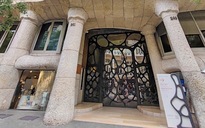 Portão de entrada principal (Carrer Provença)