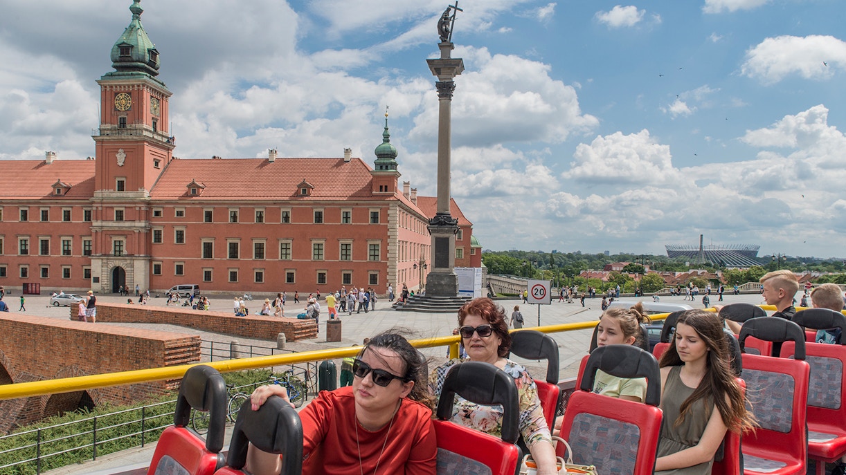 Un gruppo di turisti a bordo di un bus Varsavia