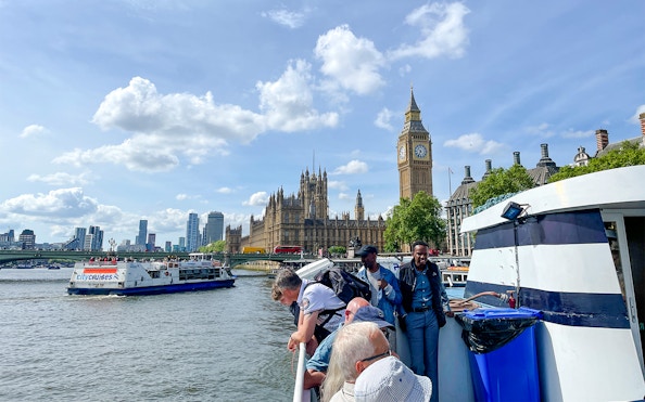 Westminster sightseeing cruise with view of Big Ben and Houses of Parliament in London.