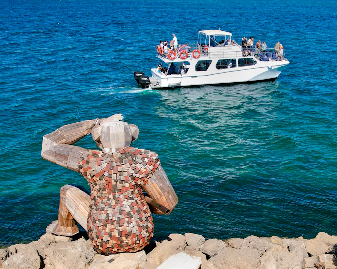 Giant & Dolphin Sightseeing Cruise