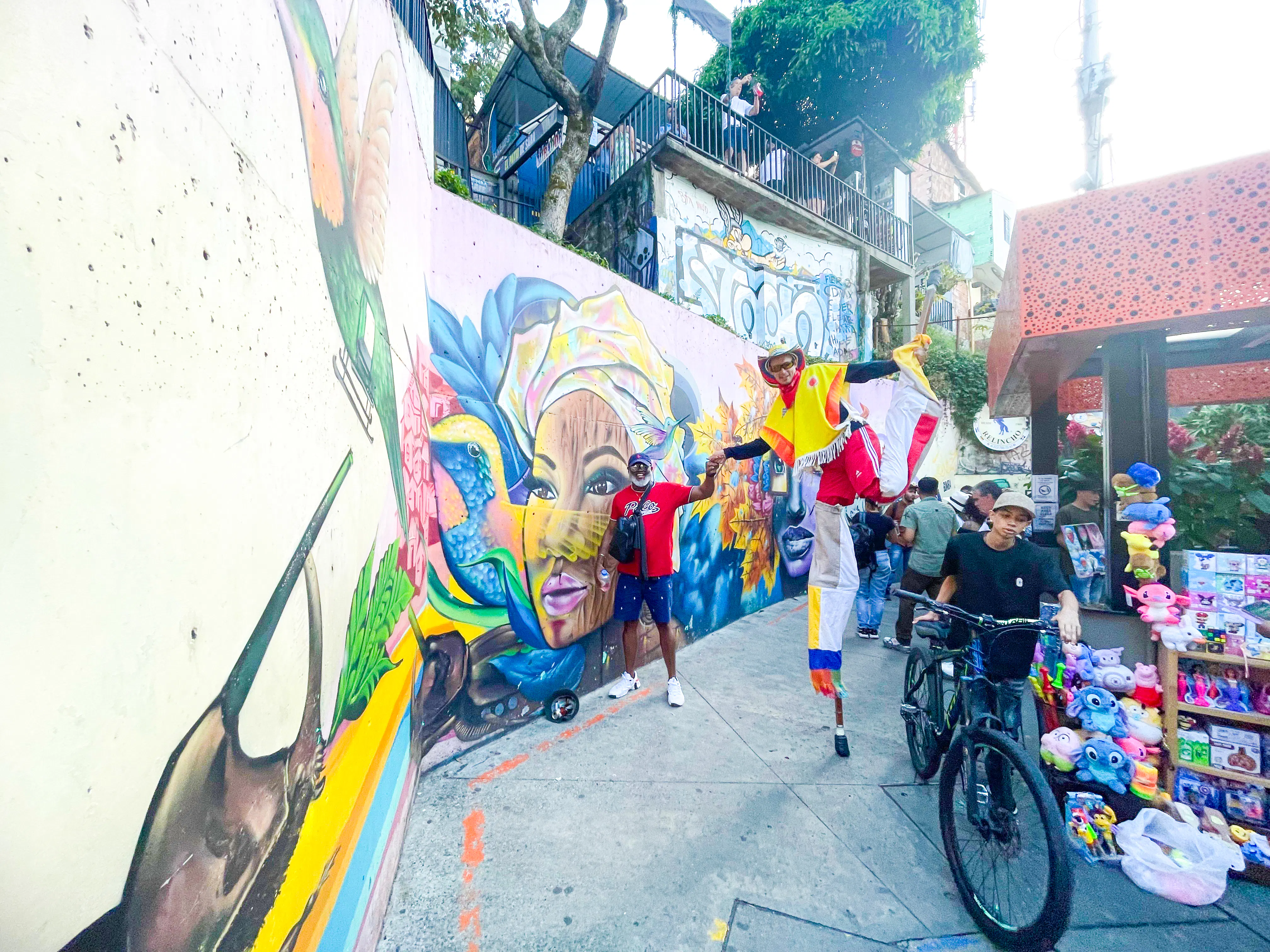 medellín comuna 13 private graffiti tour with metrocable ride-3