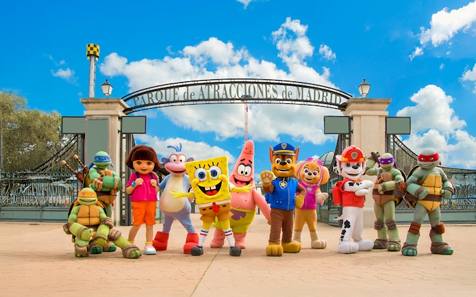 Characters at Parque de Atracciones de Madrid entrance.