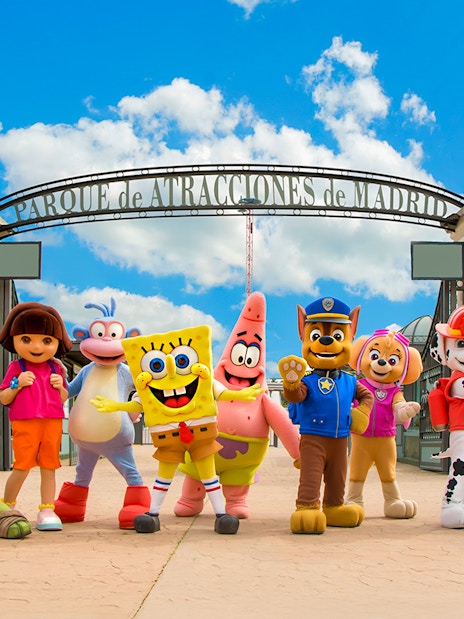 Characters at Parque de Atracciones de Madrid entrance.