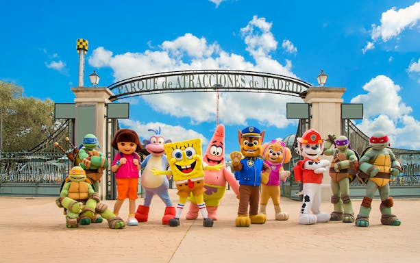Characters at Parque de Atracciones de Madrid entrance.