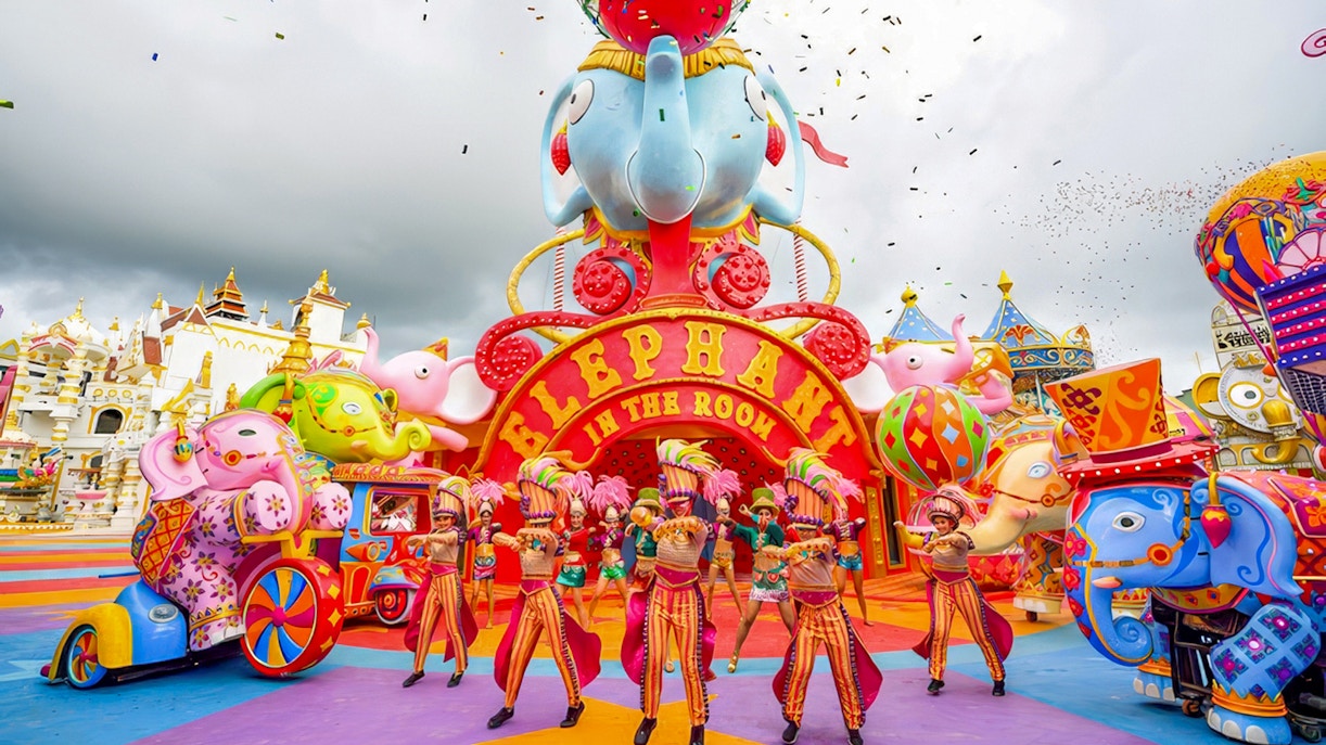 Carnival Magic Phuket Parade mit lebhaften Wagen und Darstellern, mit der Attraktion 'Elephant in the Room'.