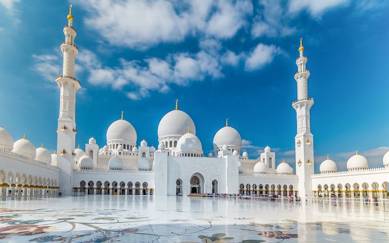 From Dubai: Abu Dhabi City Tour with Sheikh Zayed Grand Mosque