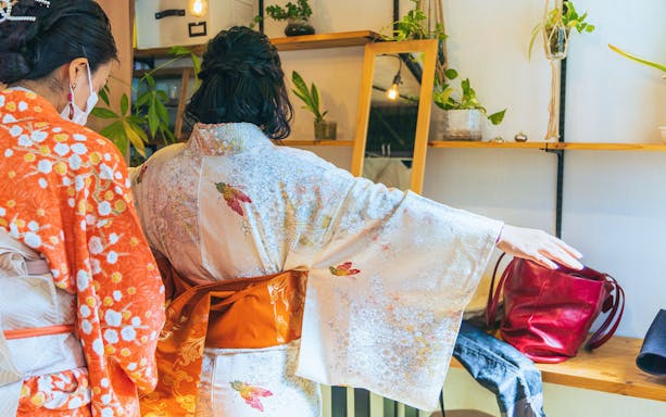 Kimono fitting in Shinagawa, Tokyo, with traditional patterns and accessories.