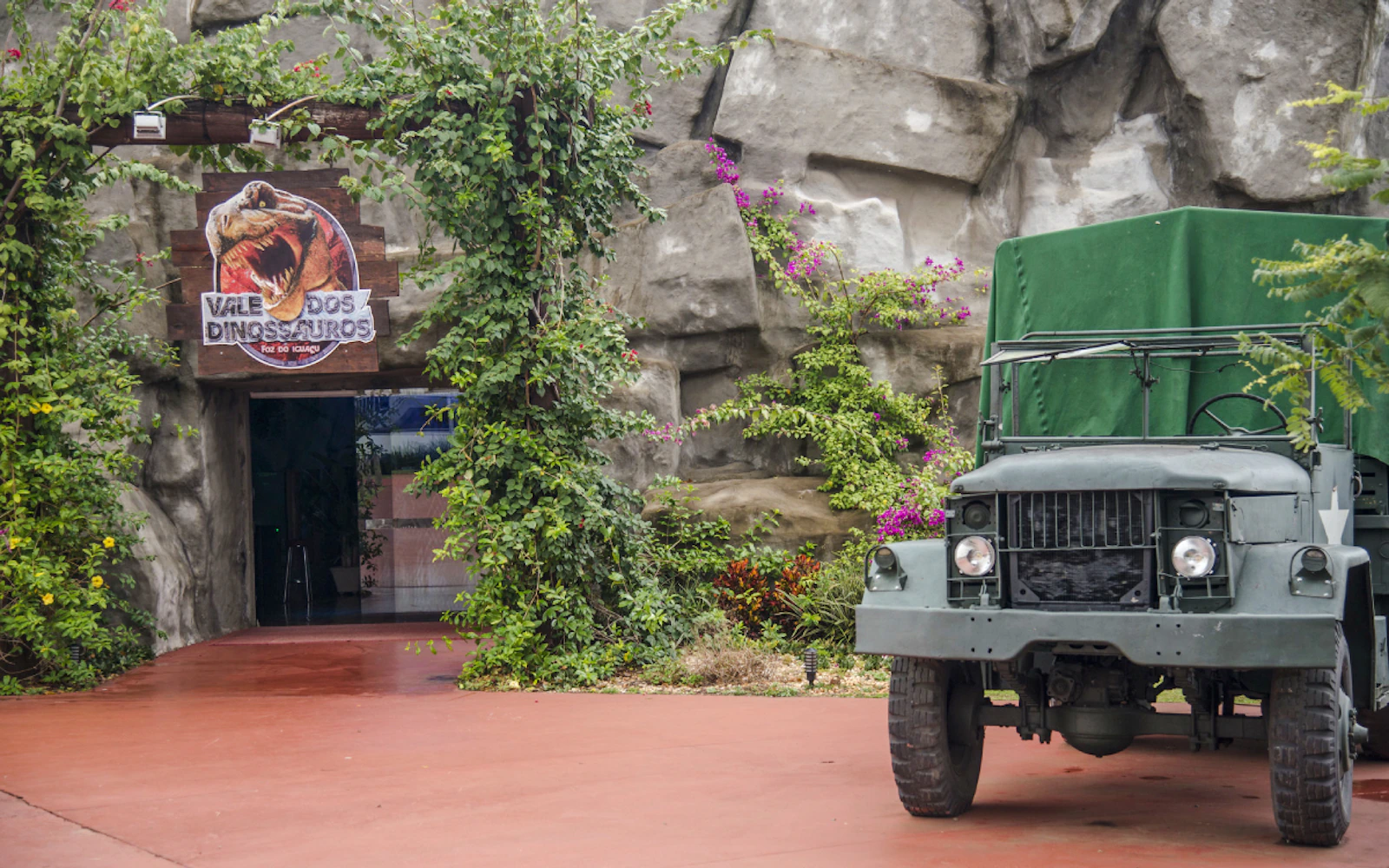 Dino Adventure at Dinosaur Valley in Foz do Iguaçu: Treetop Course & Zipline with Round-Trip Transfers (Product 55782)