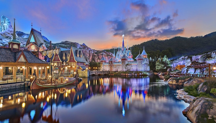 Frozen Ever After ride at Disneyland Hong Kong with Elsa and Anna animatronics.