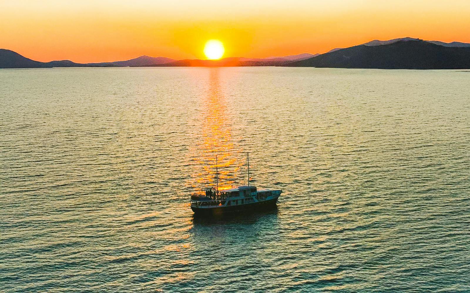 from split: sunset cruise with welcome drink and live dj -1