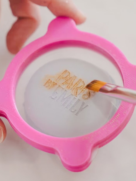 Macaron decoration at Emily in Paris workshop with pink stencil.