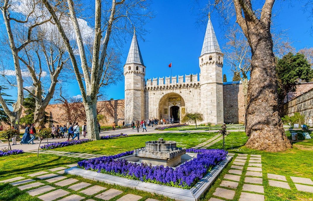 Topkapi Palace side entrance via Gulhane park