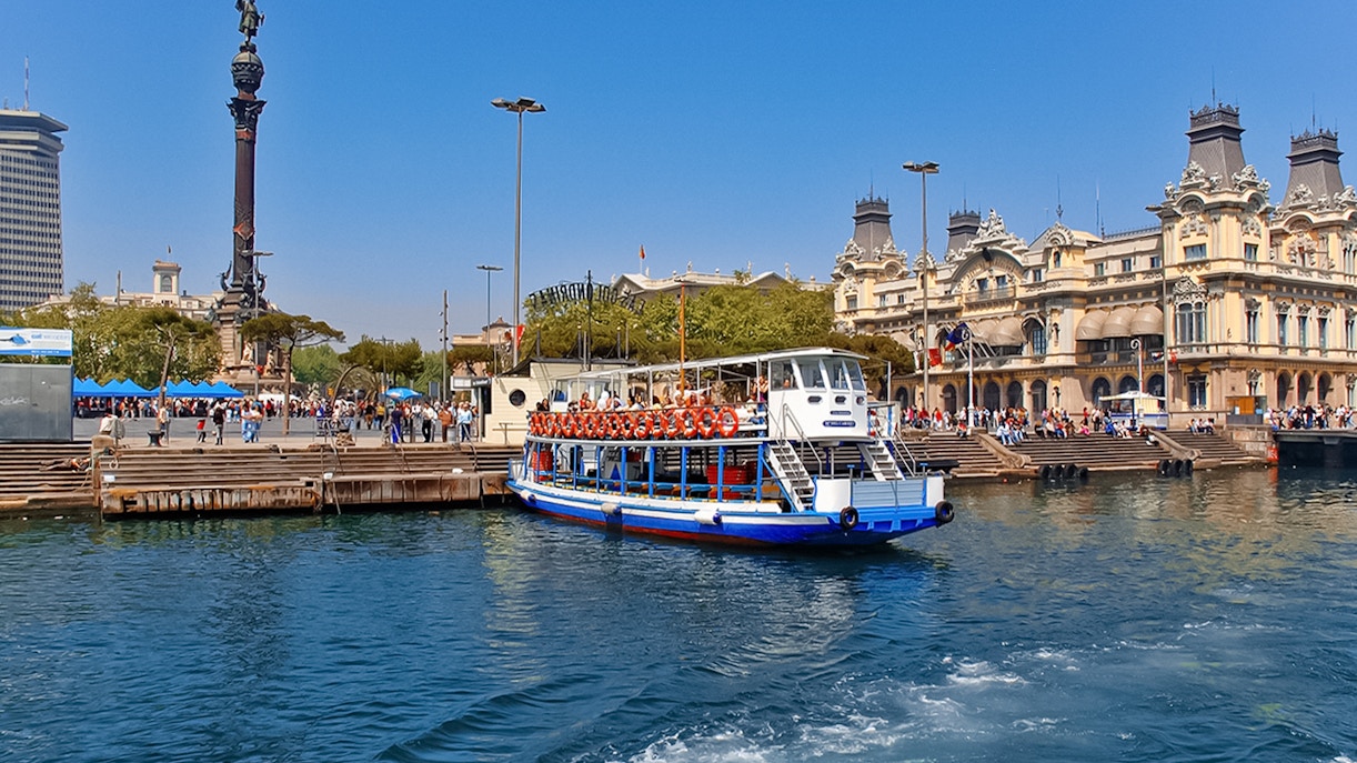 tourist boarding Las Golondrinas Boat Trip