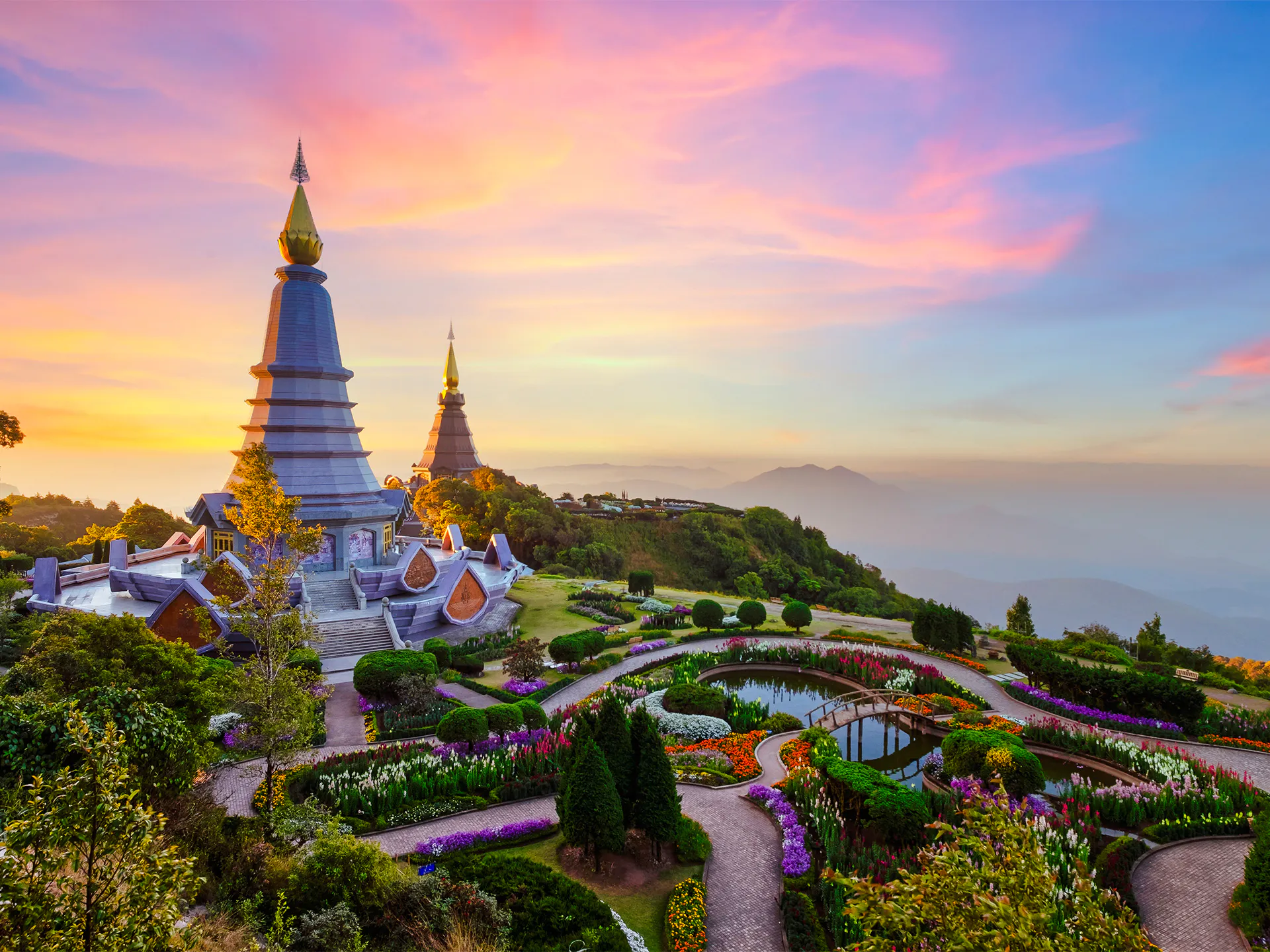 From Chiang Mai: Doi Inthanon National Park Tour with Twin Pagodas and Wachirathan Waterfall