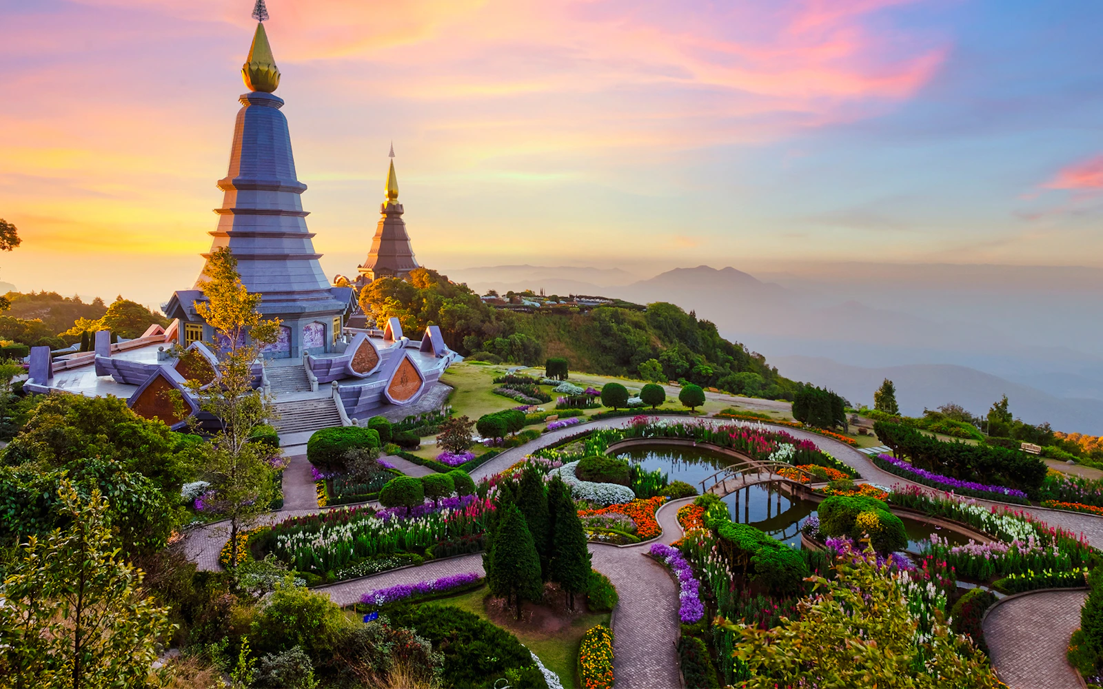 From Chiang Mai: Doi Inthanon National Park Tour with Twin Pagodas and Wachirathan Waterfall