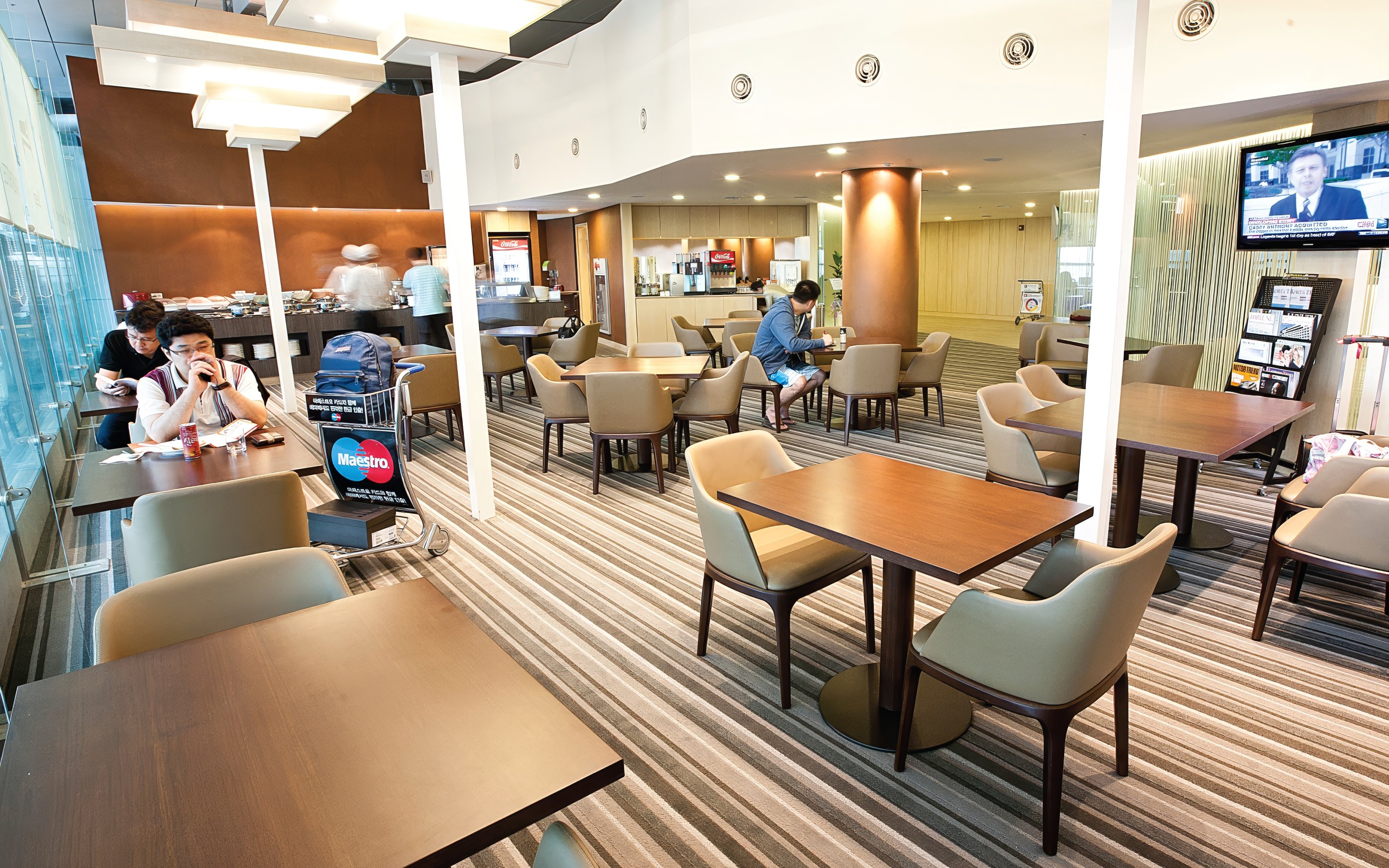 Matina Lounge seating area with guests at Seoul Incheon International Airport Terminal 1 East Wing.