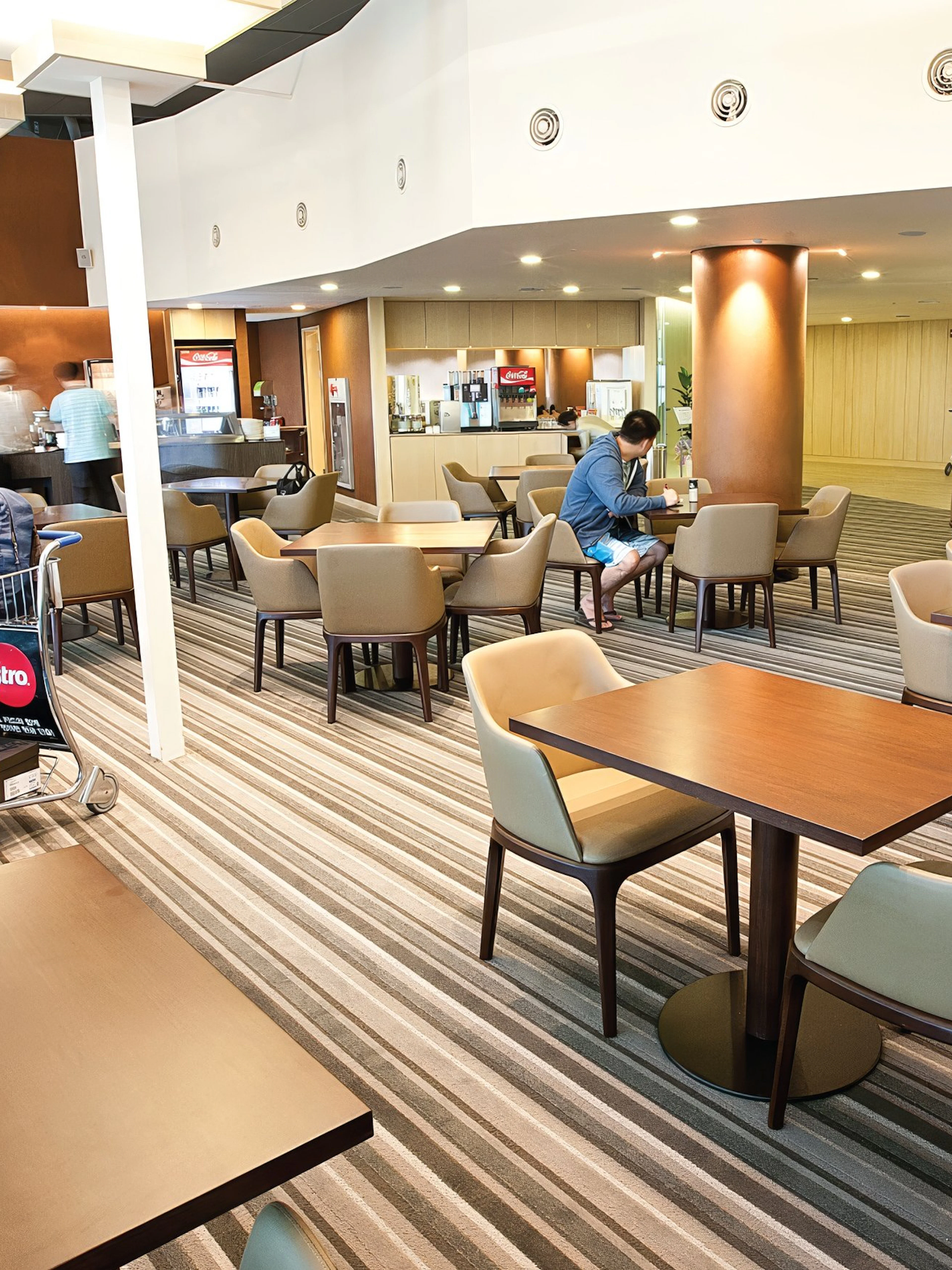 Matina Lounge seating area with guests at Seoul Incheon International Airport Terminal 1 East Wing.