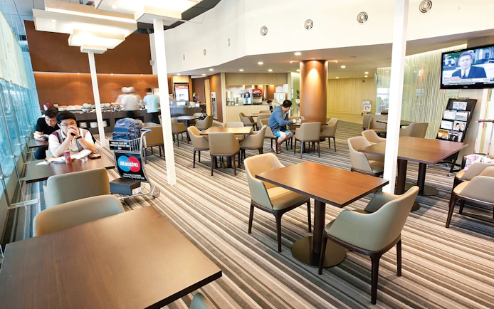 Matina Lounge seating area with guests at Seoul Incheon International Airport Terminal 1 East Wing.