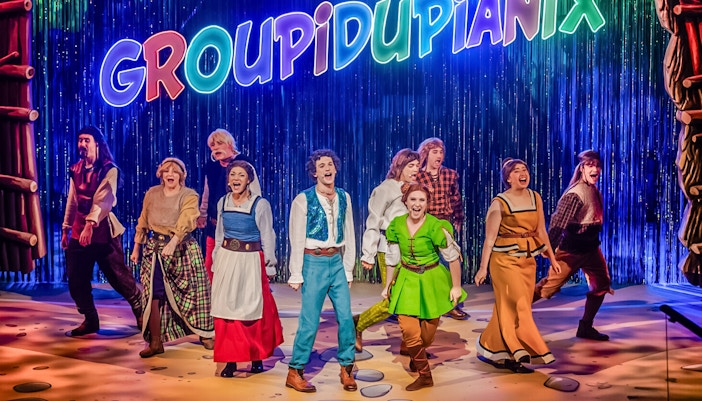 Les spectacles du Parc Astérix à Paris, en France, avec des performances et des manèges à sensations fortes