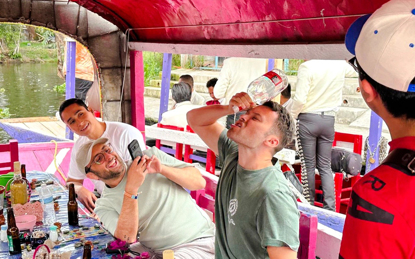 Tour en bote tradicional, cultura y diversión en Xochimilco