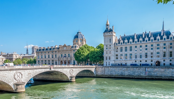 Pont Saint-Michel bridge over the Seine River on Île de la Cité, Paris.
